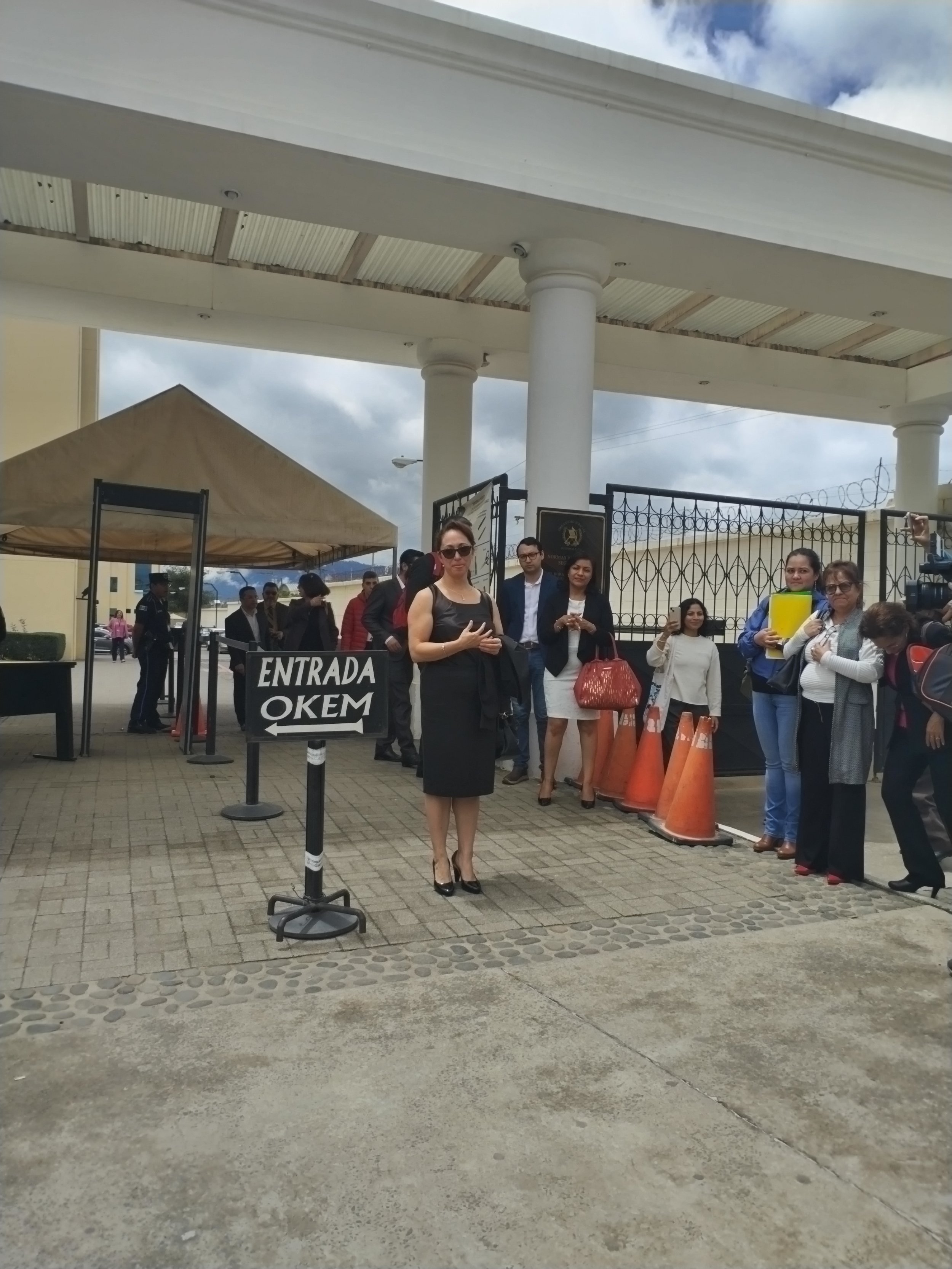  En las afueras del complejo de justicia de Quetzaltenango un grupo de personas esperaban a la exfiscal Virginia Laparra, la recibieron con ovaciones de ánimo. Foto: Mirna Alvarado 